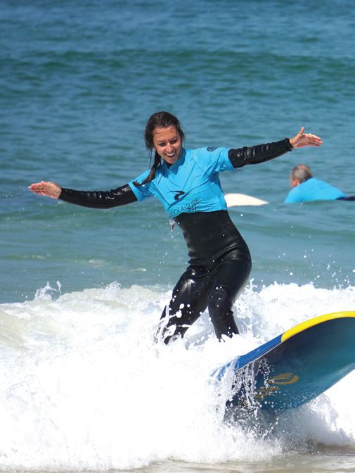 Alumna surfeando