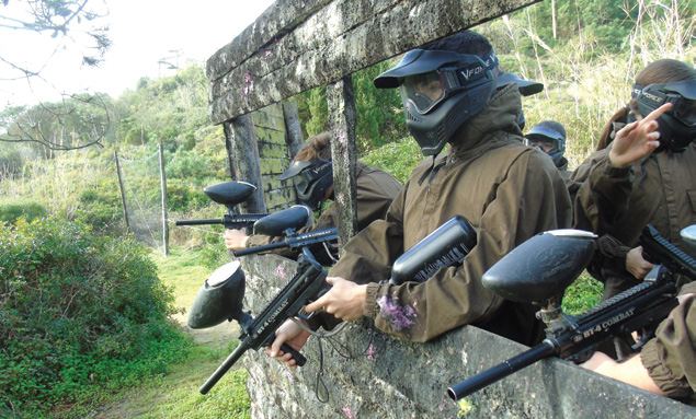 Equipo de paintball en el campo