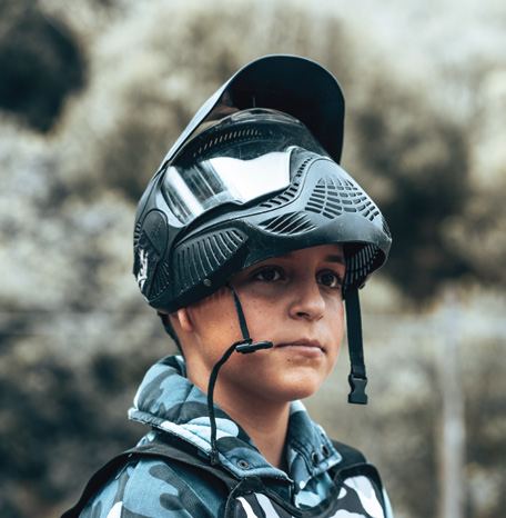 Participante equipada para paintball