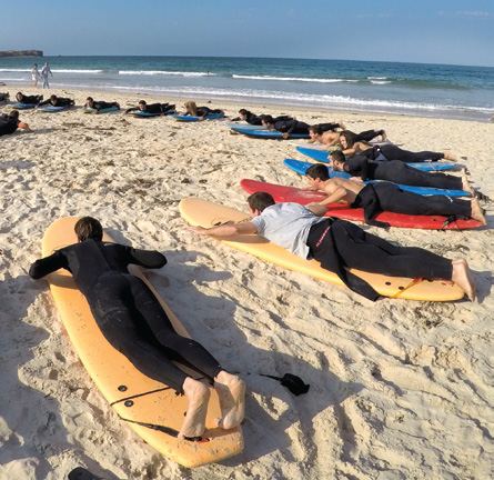 Clase de surf en la playa